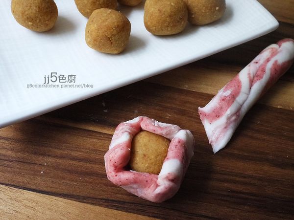 粉條切小糰，包入花生餡，揉成湯圓。