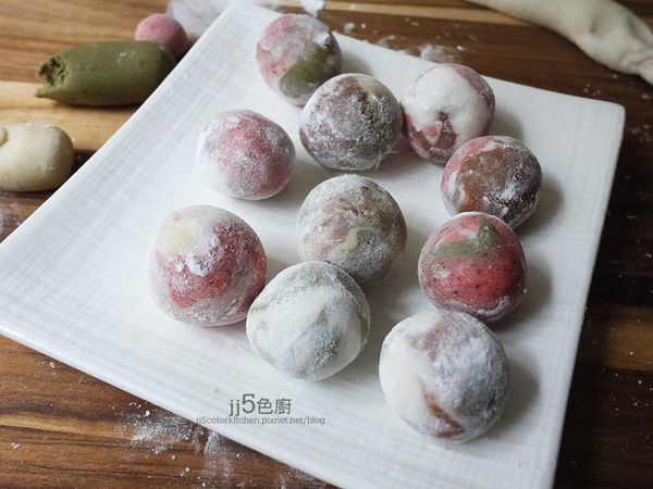 包好的湯圓灑上糯米粉備用。如做太多，可放冷凍（但湯圓每顆要隔開，避免黏著）。