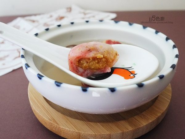 湯圓放滾水煮至浮起來就可以吃了！這花生餡減了點糖粉，不用擔心過甜。