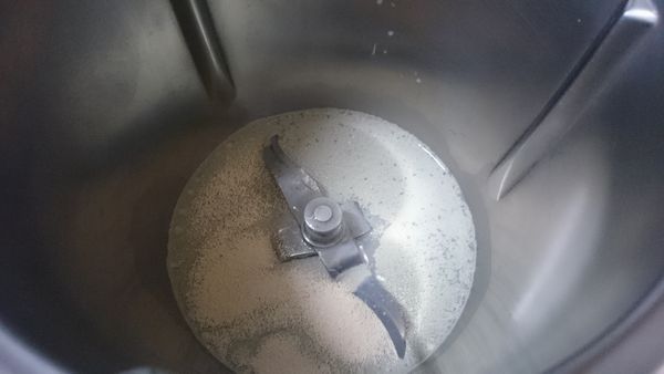 先將黑豆漿、糖粉、酵母粉放入鍋中攪拌至37°C