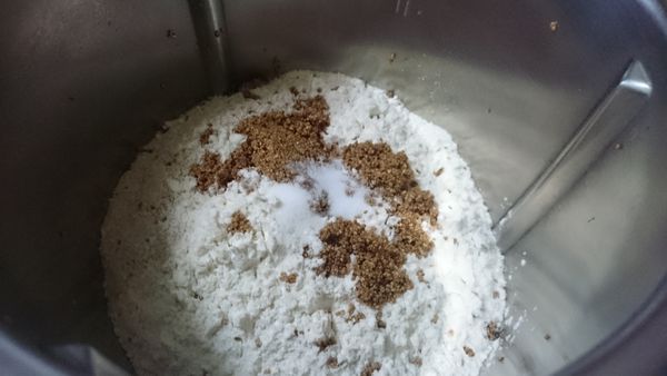 加入橄欖油、中筋麵粉、全麥麵粉、紅藜、鹽，揉成三光麵團