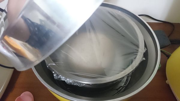 將麵團放入大碗中，碗底抹點橄欖油、蓋上保鮮膜，待發酵至2倍大(約1小時)。

電鍋內放入300cc熱水，不啟動開關，只用保溫功能！