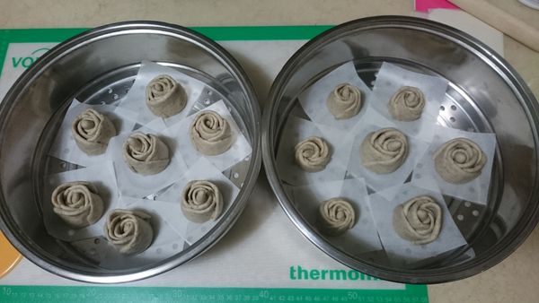 全部弄好後，再架上蒸籠放回電鍋上靜置15分鐘(2次發酵)，再按下電鍋開關。