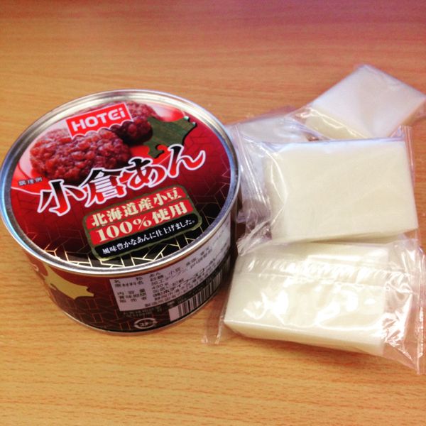 取一小鍋倒入適量水煮滾，在依照個人甜度放入紅豆泥（因為紅豆罐頭很填，我只有放三分之二的量，不過還是偏甜）