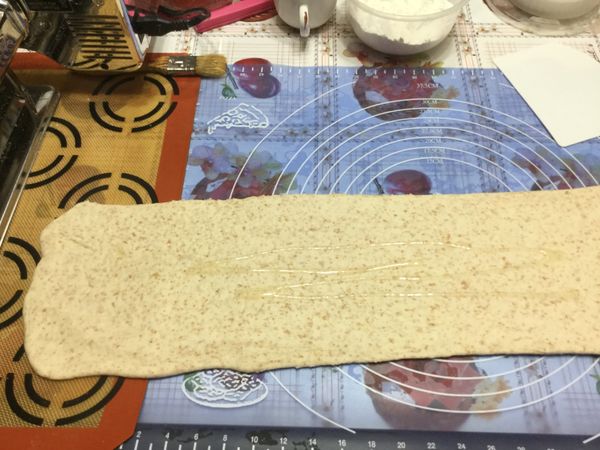 所有材料（除油外)放入麵包機，選擇麵團模式#13 成團後再放入油攪打。取出麵團鬆弛5～10分以壓麵機桿壓長片狀