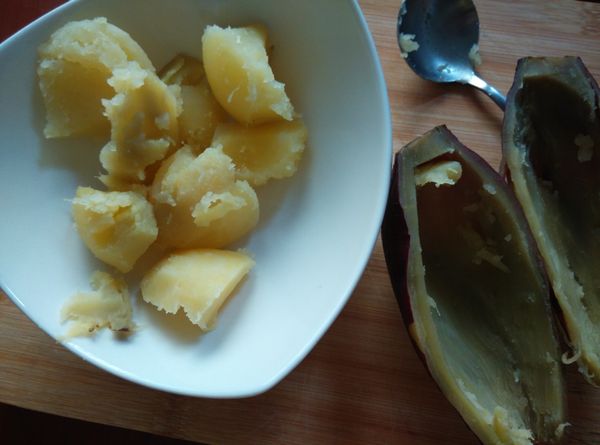 待蒸煮完成，將地瓜橫向對切，利用湯匙將地瓜肉挖出，另裝碗備用。