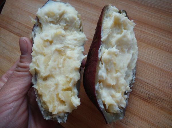 將拌好沙拉醬的地瓜泥裝填回地瓜殼去。