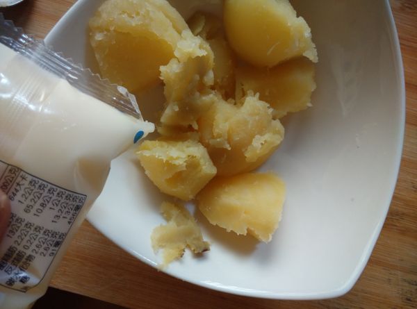 加入少許的沙拉醬拌勻。