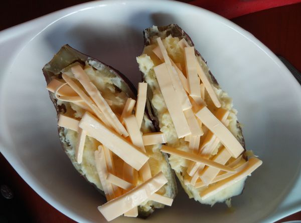 將起司片剝去塑膠紙，用刀切成絲狀，灑在地瓜泥上。