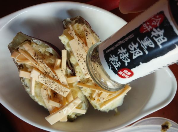 灑上少許的黑胡椒粒。