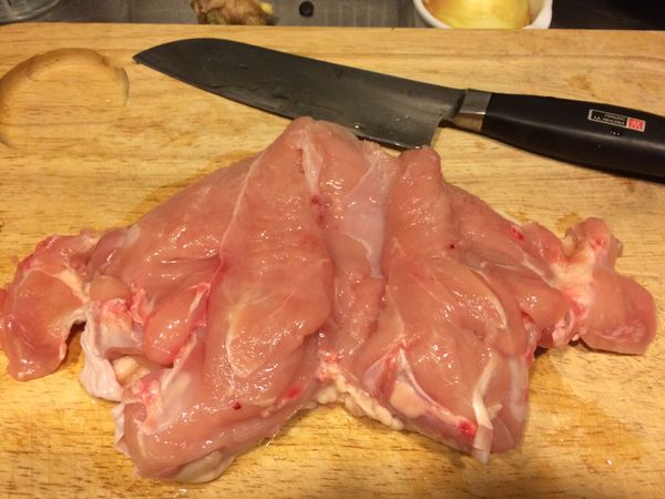 將雞胸肉清洗後分段、切塊，以利放入食物調理機內攪打。