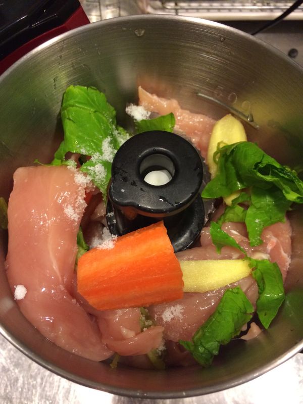 處理好的雞肉，連同紅蘿蔔、青菜、薑、鹽及酒放入調理機，可視個人喜好加入黑胡椒及香油提味。