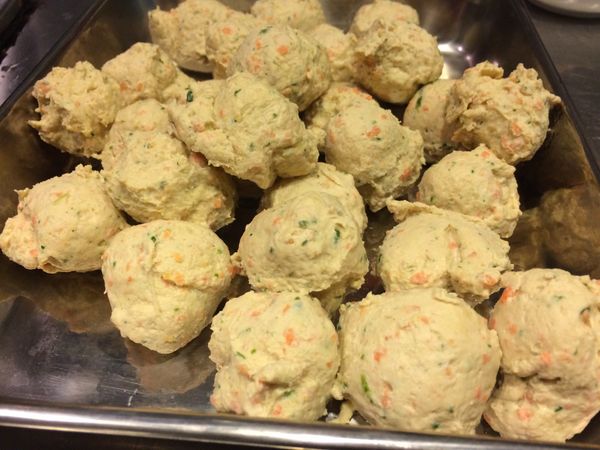 將煮好的丸子撈起後放涼，就可以放進夾鏈袋拿去冷凍。
＊煮丸子的湯也好好喝，一定要留起來，用來當做麵或湯的高湯底都很美味！