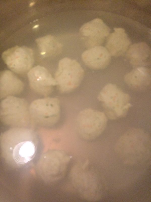 為避免捏丸子黏手，可將打好的肉泥放入塑膠袋中，剪一個小洞，以擠花的方式擠出丸子，放入滾水中煮熟。