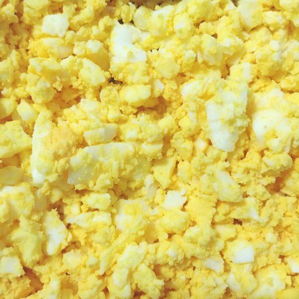 剝好的雞蛋用叉子弄碎，弄碎以後加入美乃滋、鹽和黑胡椒拌勻就完成蛋沙拉囉！