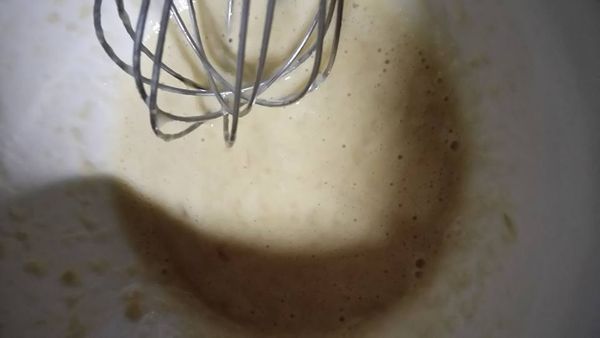 蛋黃+香蕉泥用打蛋器攪拌