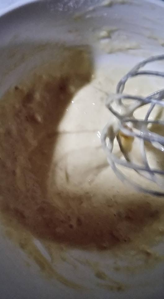 倒入過篩好的低筋麵粉，把麵粉和香蕉泥打散，快速攪拌成蛋黃糊（會偏稠）備用