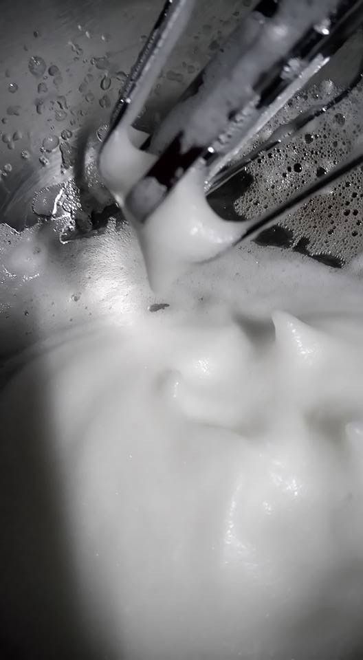 打蛋白的器具必須完全乾燥，蛋白打至呈現尖挺，約8.9分發的狀態