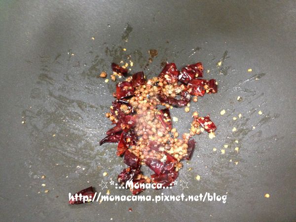 乾辣椒段:12條(10g)
花椒粒:2/3大匙(4g)
蒜末:2顆
沙拉油:2大匙
，熱油鍋，爆香乾辣椒、蒜末跟花椒，因為要爆香花椒跟乾辣椒所以油的用量多一點。