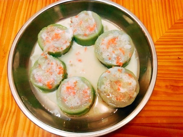 絲瓜削皮切成6段,以小湯匙挖出果肉(小心不要挖破底),挖出的果肉切成小塊備用.