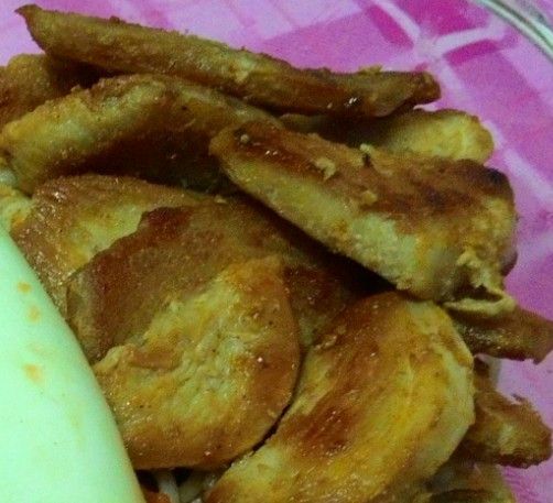 雞肉: 先切片完，用少許的油來煎雞肉，在灑上適量的海鹽，煎到雞肉顏色越來越深~就可以起鍋了~然後灑點胡椒粉