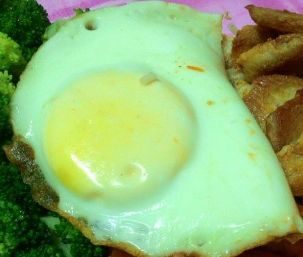 蛋:平底鍋熱鍋小火，將蛋打入，放一點水，鍋蓋蓋起來，等到蛋熟起鍋