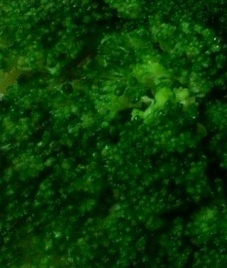 花椰菜:水放1匙鹽煮滾水後，將花野菜放入熱水內燙過~然後再撈起來