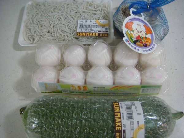 備好食材，初步處理。絲瓜切片(半圓形)，蒜瓣切成蒜末，蛋打散加少許鹽