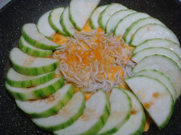 以少許油爆香蒜末，放入洗淨的吻仔魚拌炒，倒入打散的蛋液，鋪上切好的絲瓜片，再淋上少許麻油，蓋鍋蓋，轉中小火，待絲瓜熟，即可盤飾上桌