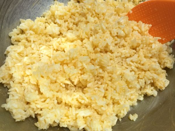 事先將蛋黃液與白飯拌鬆，每顆飯粒都均勻的裹上金黃的蛋黃液。