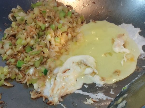 香氣散出後推置ㄧ邊，放入蛋白快炒混合。