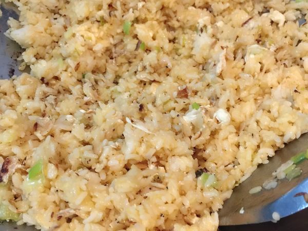 加入裹上蛋黃液的飯，在鍋裡輕輕拌鬆（大火）快炒。