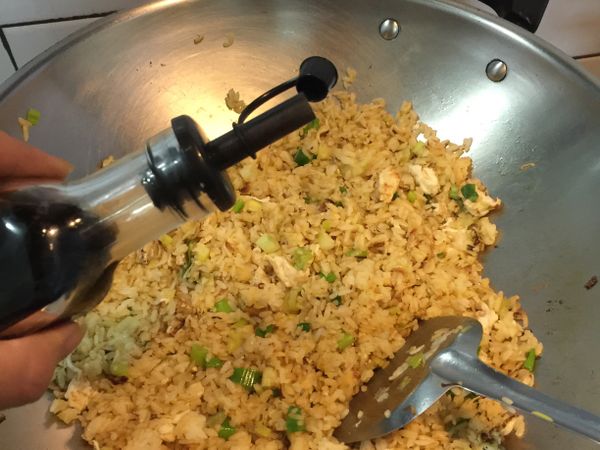 依序加入白胡椒粉，沿鍋邊嗆入清醬油，灑些許鹽花大火快炒略微調味。