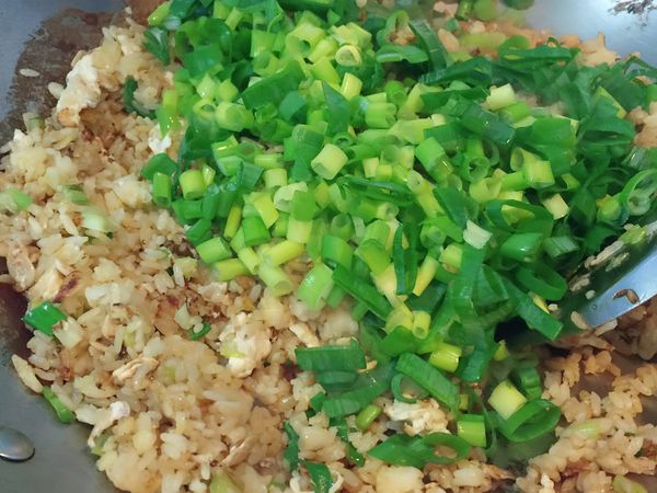 加入蔥綠（大火）炒鬆散讓水氣散出，粒粒分明即可熄火乘盤。