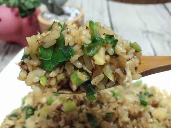 充滿香氣粒粒分明的蝦皮蛋炒飯，即刻上桌幸福享用囉😋
