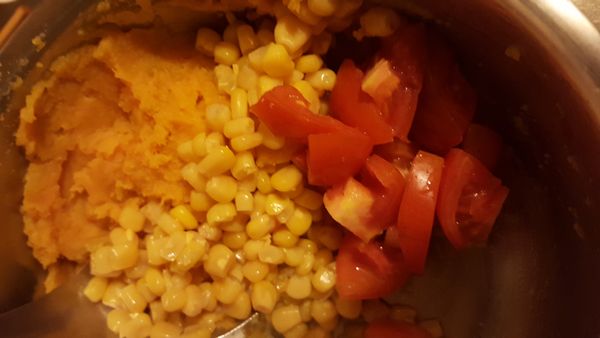 番茄切小塊，地瓜蒸熟壓成泥，與玉米粒及低筋麵粉拌在一起捏成小團