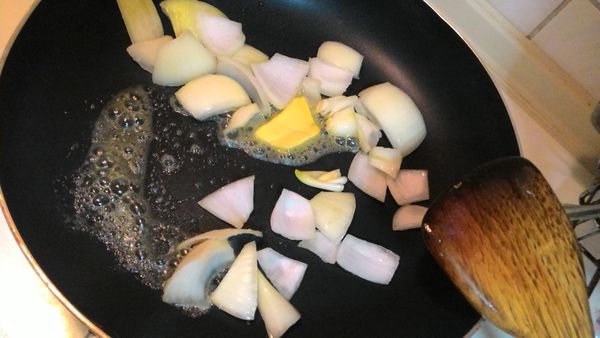 煮一鍋滾水加入少許鹽 ，八花椰菜燙八分熟撈起鍋入烤盅。炒鍋入少許奶油炒香蒜末加入洋蔥末炒軟。