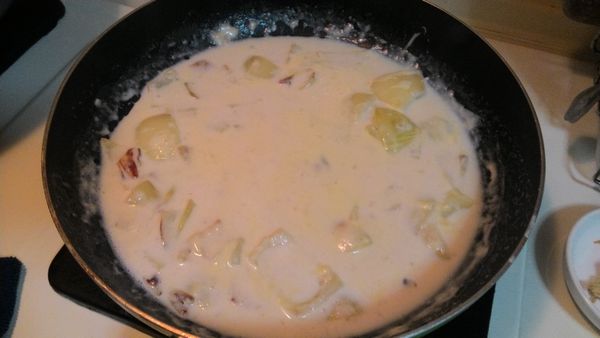 加一大匙麵粉炒香倒入1杯牛奶煮開即成白醬