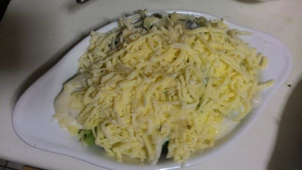 將白醬淋入花椰菜上平均擺上起司，烤箱預熱200度，入烤20分金黃即可。