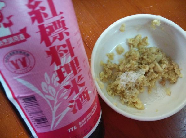 加入１匙的米酒。