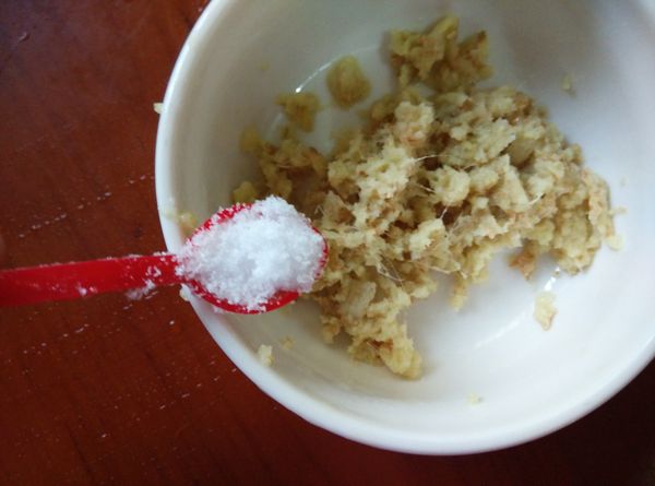 在薑泥裡加入１匙的鹽巴。