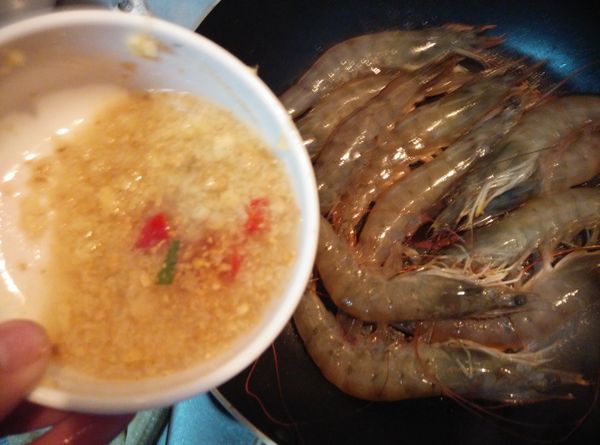 待白刺蝦單面變紅翻面之後，淋上調好的醬汁嗆鍋。