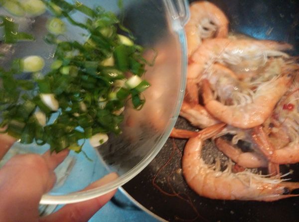 待醬汁收乾，灑入洗淨切成末的青葱，拌炒一下。