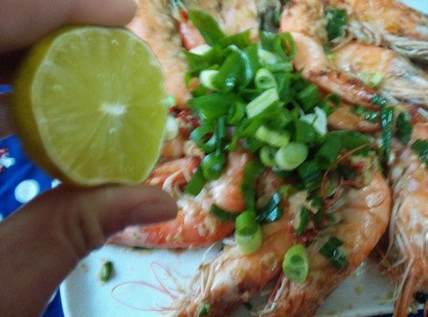 裝盤後淋上檸檬汁就完成了。