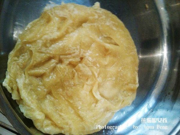 首先在鍋內加入一點油(一小匙)，因為抓餅本身也有油份所以其實不會黏鍋。
(大家有發現嗎??這次是使用鐵鍋都不黏了，更何況平底鍋)