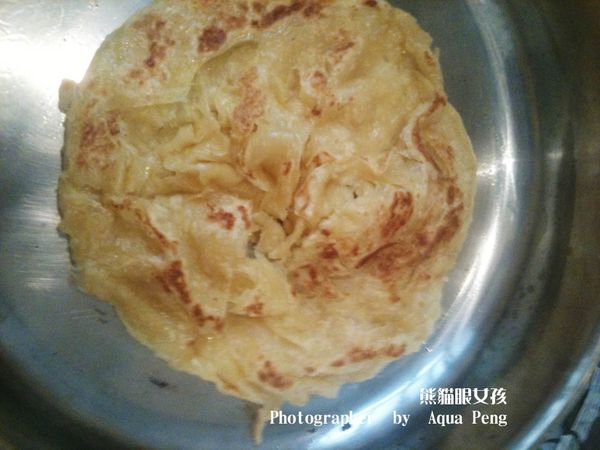 兩面都呈面微焦時，就可以拿鍋鏟跟湯匙開始在抓餅上方不停的轉動跟戳(?)