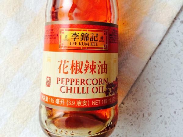 將切塊好的豆腐放入鍋中再加入李錦記麻婆豆腐醬、辣椒、蔥花拌勻之後再入適量的李錦記花椒辣油就可以起鍋了