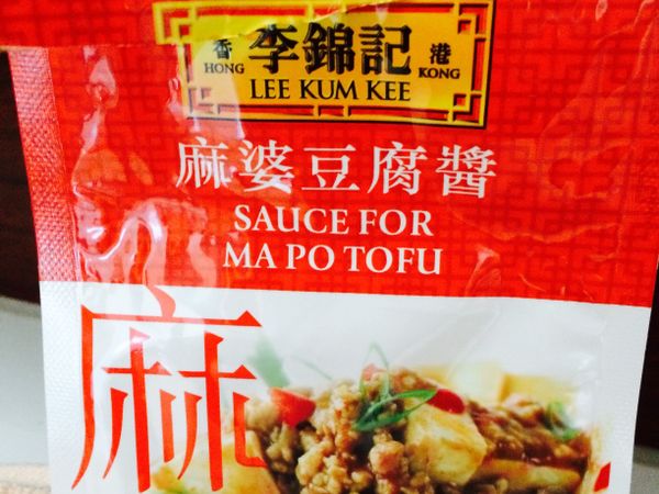 鍋中倒入少許的橄欖油熱鍋之後倒入絞肉炒至變熟之後加入少許的米酒