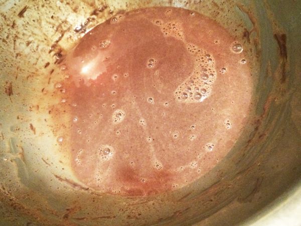 把牛奶，奶油，巧克力塊，放入鍋中，煮到所有固體融化，裡面有巧克力，所以有40度左右就可以了，不要煮沸！把融化的材料攪拌均勻