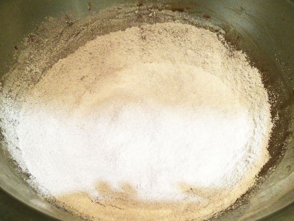 加入過篩的低筋麵粉，跟巧克力粉